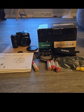 Vintage Fujifilm FinePix S1000fd Compact Camera - Black